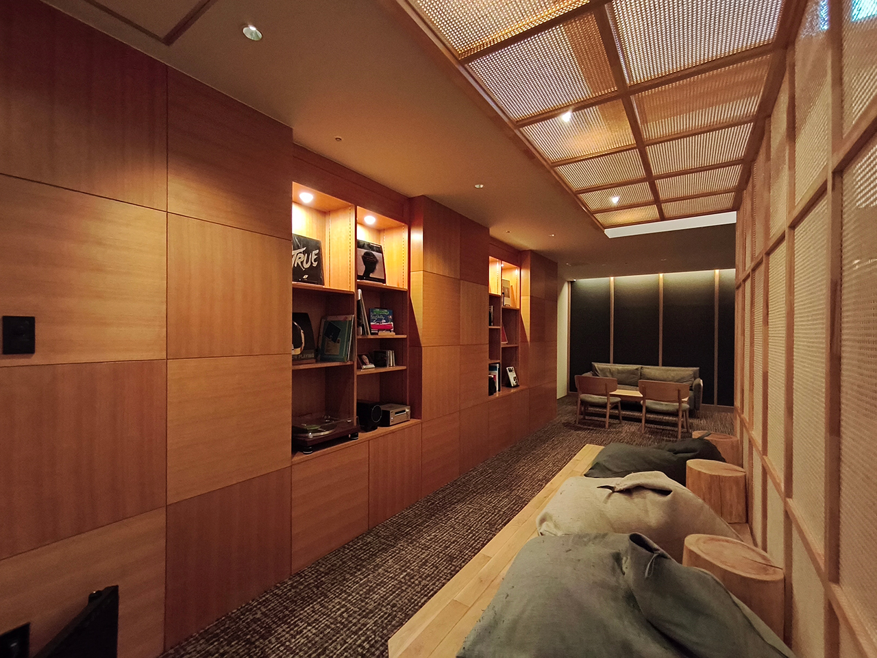 格子の天井から柔らかな光が降り注ぐジャパンディなラウンジのインテリア