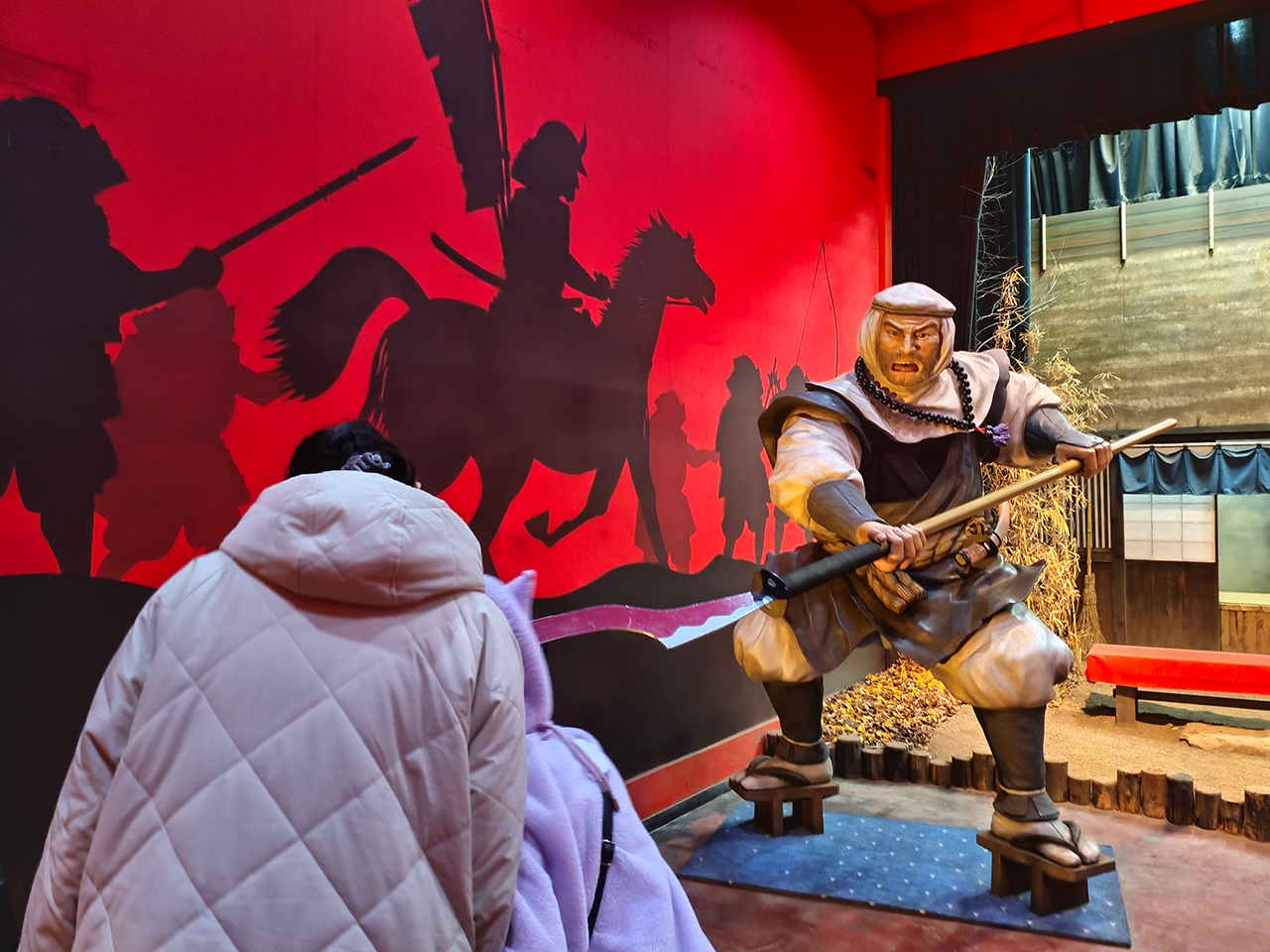 登別伊達時代村で迫力ある弁慶の像を見学する様子