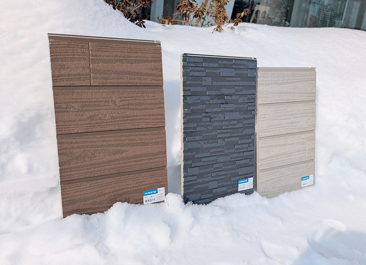 屋外の太陽光の下で確認する外壁材サンプルの色の見え方