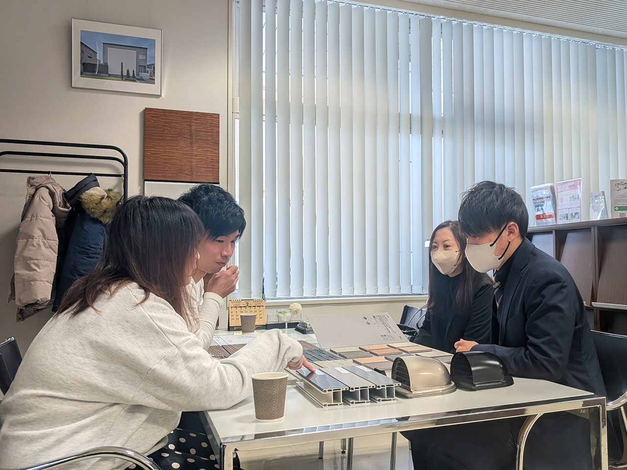 外装材とその他パーツの色合わせを確認する様子