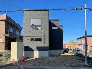 街並みに映える黒のモダン邸宅｜スキップフロアで繋がる開放的な住まい