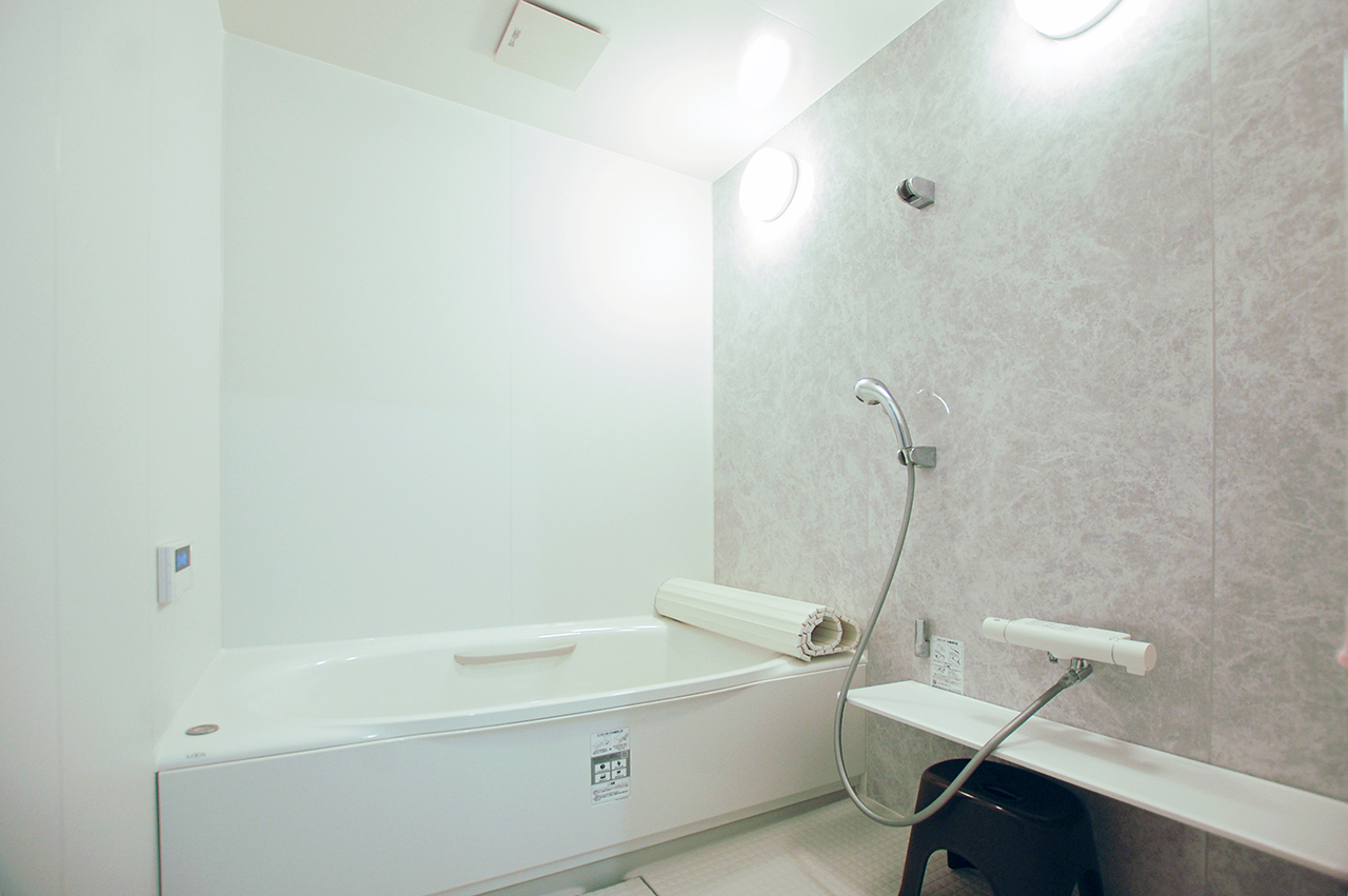 マットな質感のアクセントパネルがおしゃれなLIXILのバスルーム