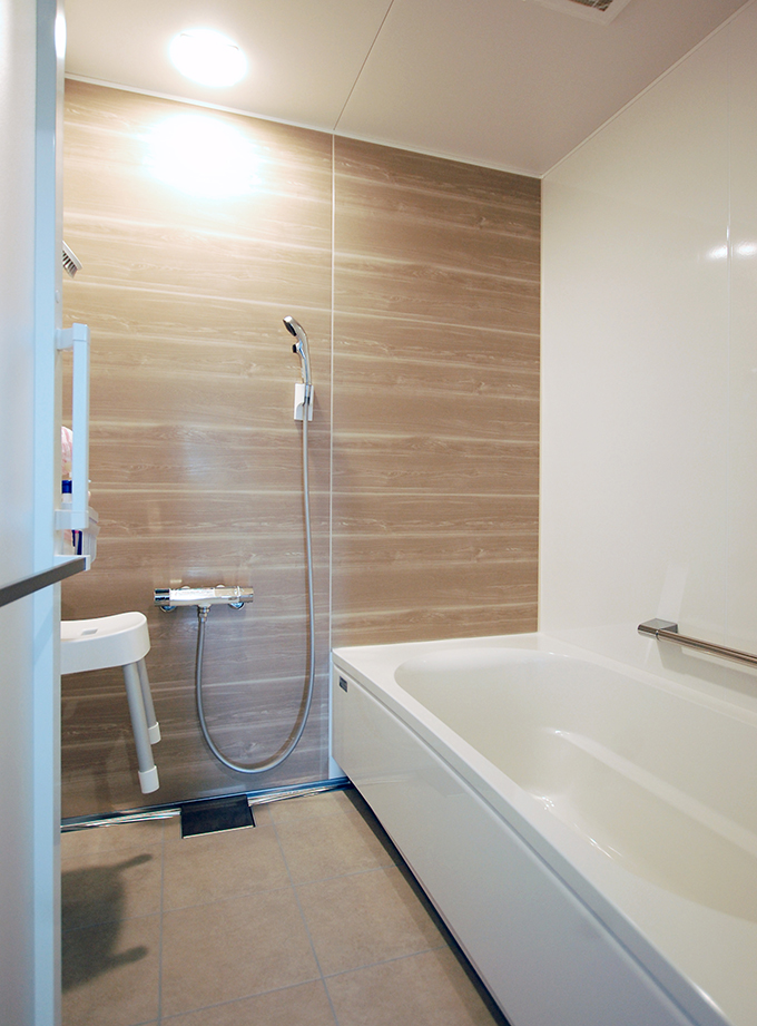 タカラスタンダード施工事例:磁器タイル床と開き戸でホテルライクに仕上げた高級感のあるバスルーム