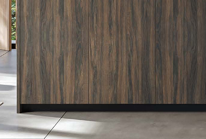 タカラスタンダード「オフェリア」2026年仕様のキッチン下部。黒くスリムになった台輪(巾木)部分