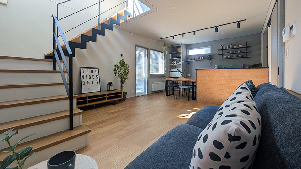 札幌市北区屯田の26坪3LDKモデルハウス。吹き抜け階段とLDKが一体になった、広く感じる室内空間。